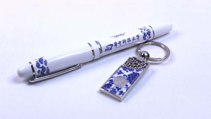 湖北禮物 華中科技大學(xué)禮品 仿瓷筆+鑰匙扣