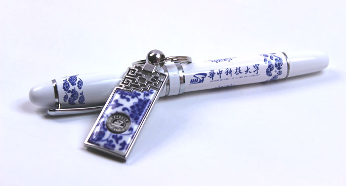 湖北禮物 華中科技大學(xué)禮品 仿瓷筆+鑰匙扣