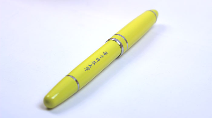 華中科技大學(xué)周年慶紀念禮品 帝王黃無(wú)線(xiàn)折鼠+黃瓷筆+u盤(pán)