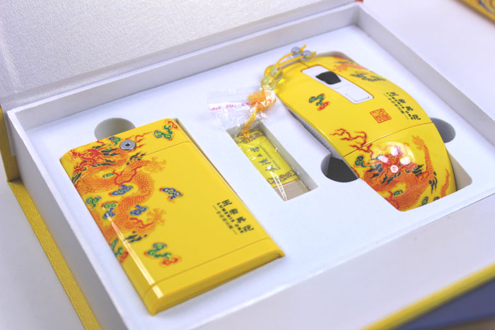 武漢大學(xué)紀念禮品 帝王黃移動(dòng)電源+u盤(pán)+無(wú)線(xiàn)鼠標